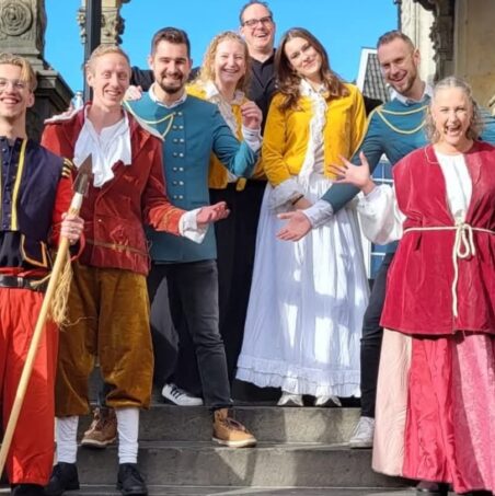 Bekijk deze afbeelding van Ook in te *huren* voor uw evenement! op Theatergroep Uit & Thuis